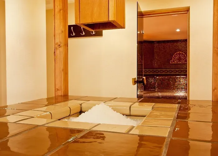 Astera & فندق بانسكو